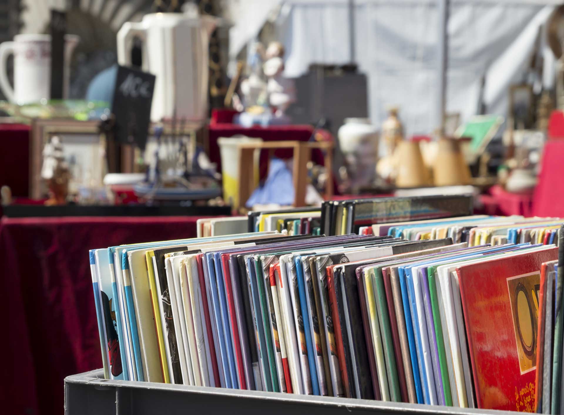 Photographie d'un vide-grenier et vinyls en gros plan