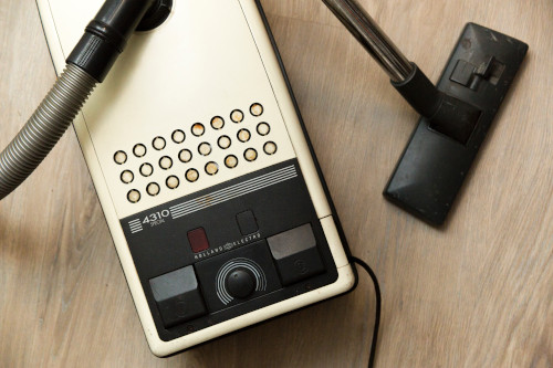 Photographie d'un aspirateur des années 70