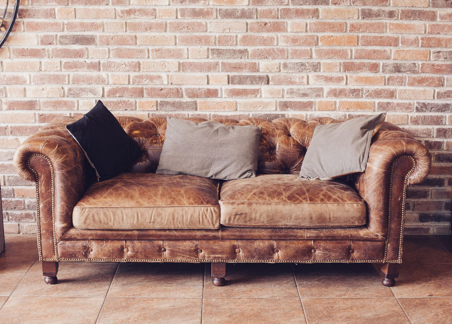 Photographie d'un canapé en cuir brun vieilli