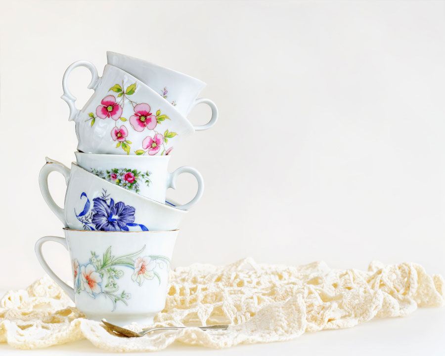 Photographie de tasses en porcelaine vintage avec motif floraux