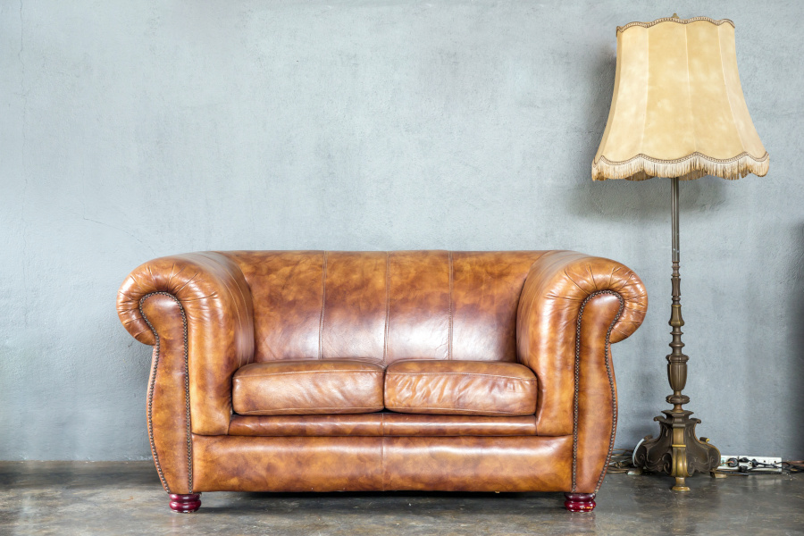 Photographie d'un canapé en cuir vieilli brun.