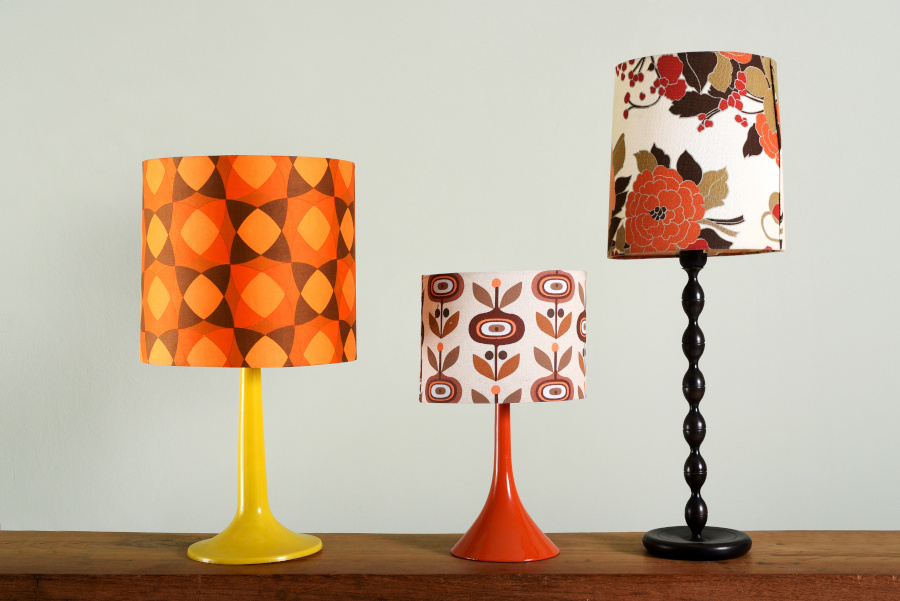 Photographie de lampe style seventies avec motifs oranges et bruns.